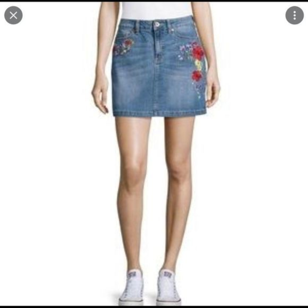 Highline Floral Embroidered Mini Jean‎ Denim Skirt